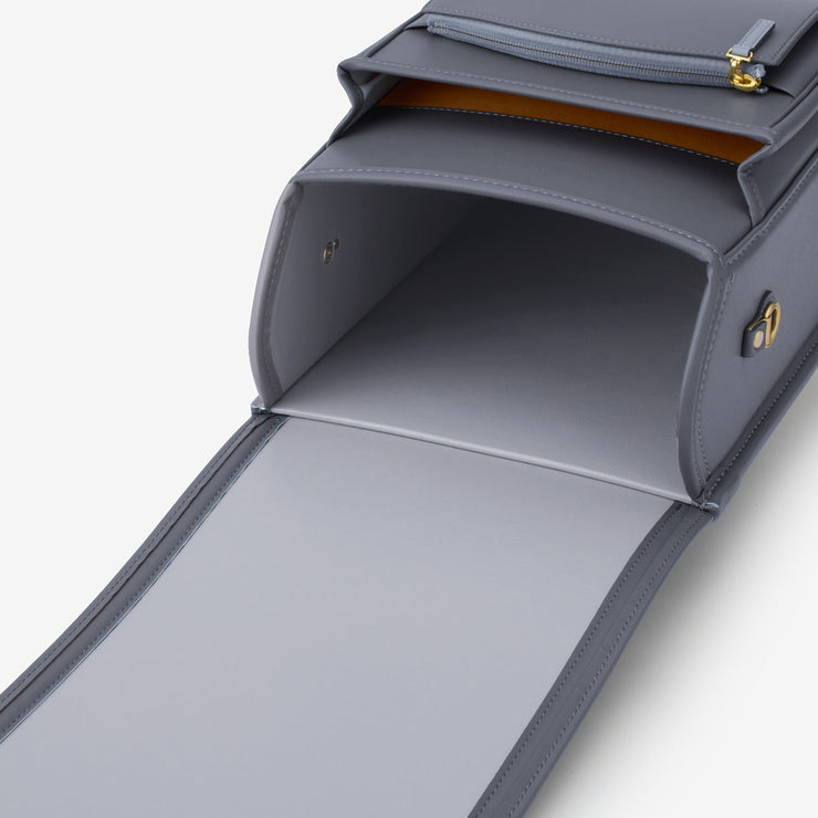 内装は、本体と同系色でスタイリッシュに