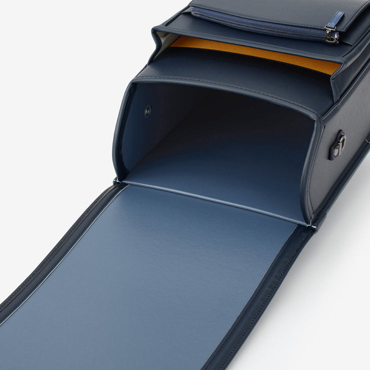 内装は、本体と同系色でスタイリッシュに