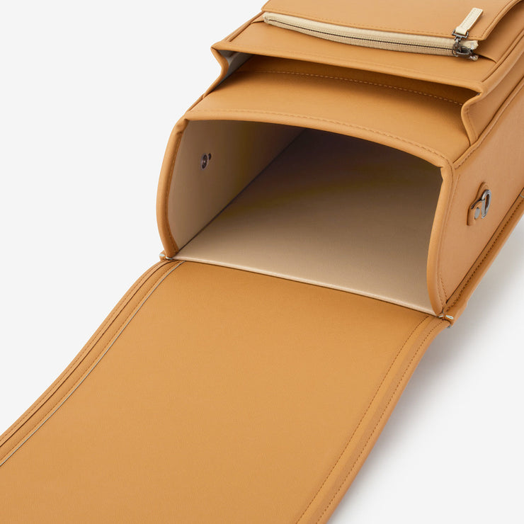 内装の色は、柔らかなオークとアンバー