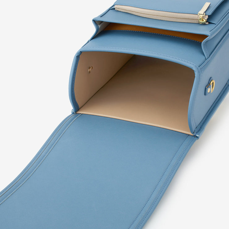 内装の色は、柔らかなオークとブルー