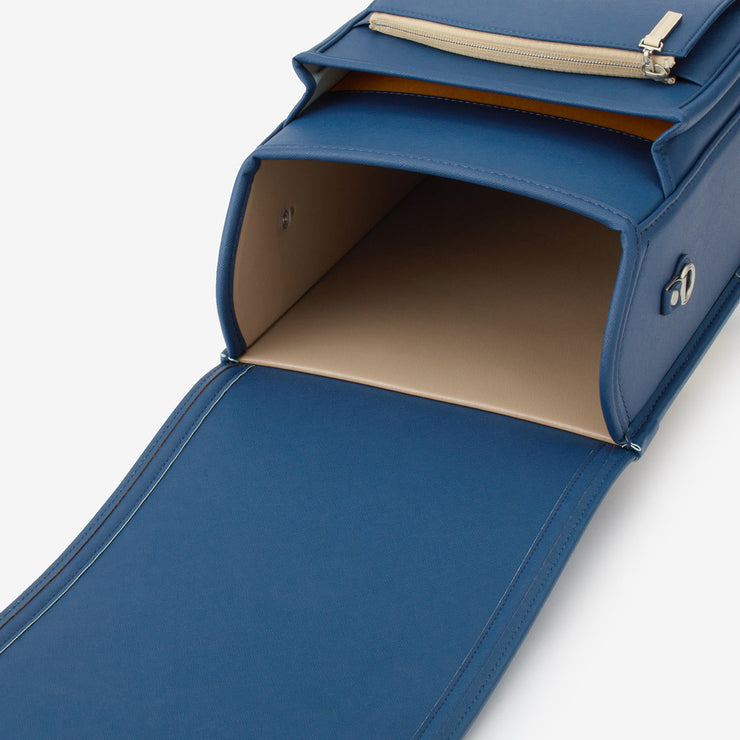 内装の色は、柔らかなオークとインディゴ