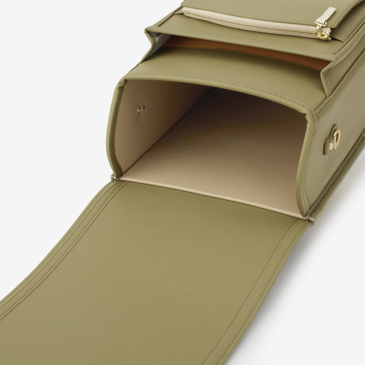 内装の色は、柔らかなオークとカーキ