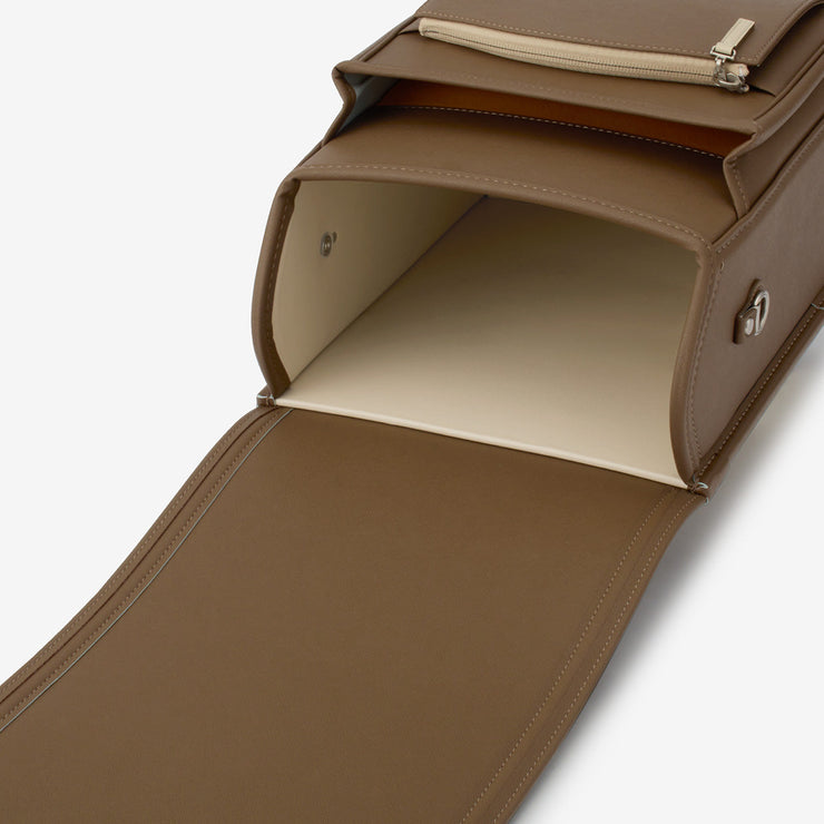 内装の色は、柔らかなアイボリーとモカ