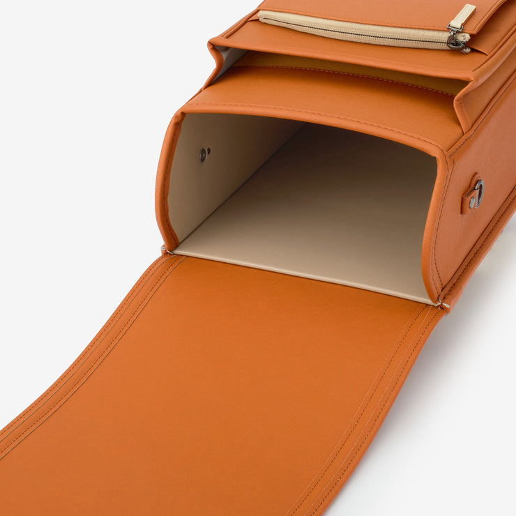 内装の色は、柔らかなオークとオレンジ