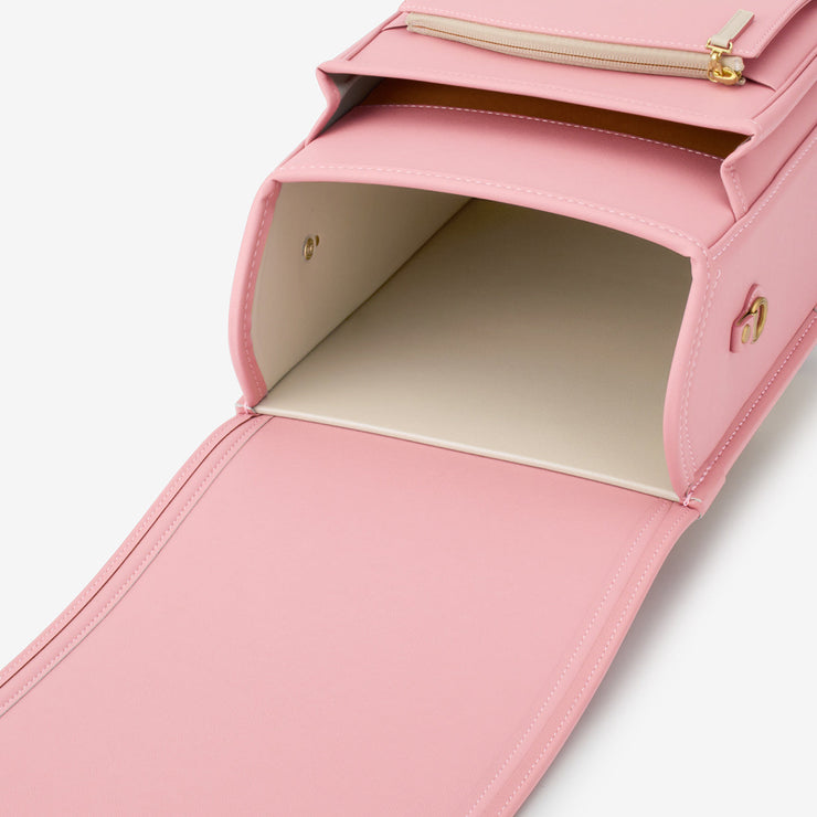 内装の色は、柔らかなアイボリーとピンク