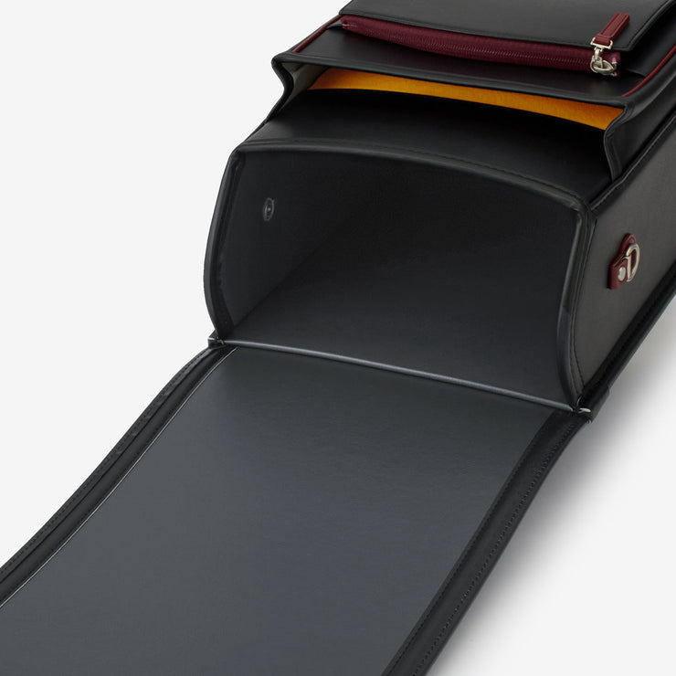 内装は、本体と同系色でスタイリッシュに