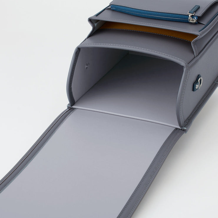 内装は、本体と同系色でスタイリッシュに