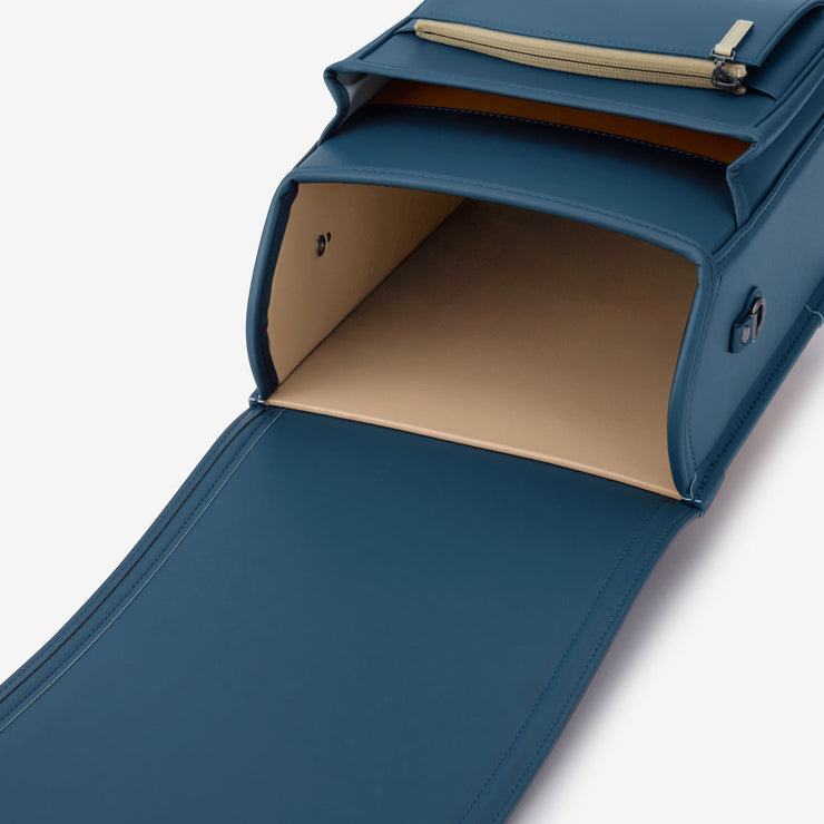 内装の色は、柔らかなオークとアッシュブルー