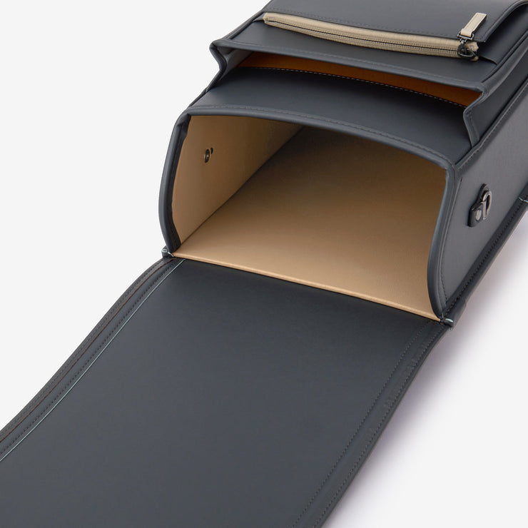 内装の色は、柔らかなオークとチャコールグレー