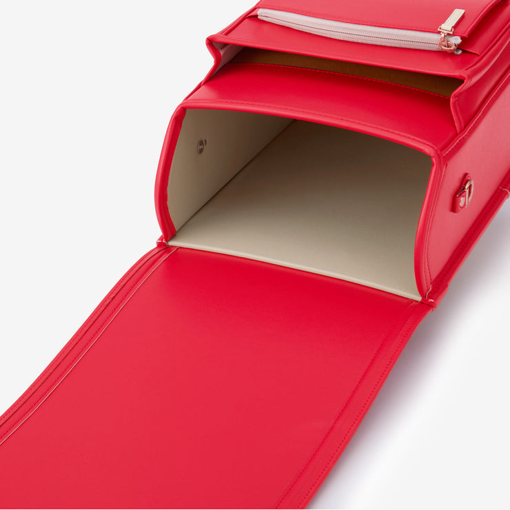 内装の色は、柔らかなアイボリーとクランベリー