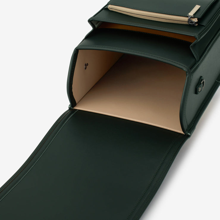 内装の色は、柔らかなオークとアイビーグリーン