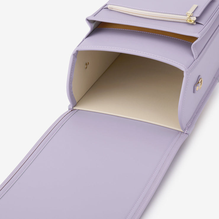 内装の色は、柔らかなアイボリーとラベンダー