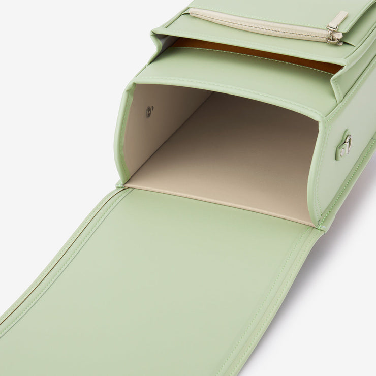 内装の色は、柔らかなアイボリーとピスタチオ