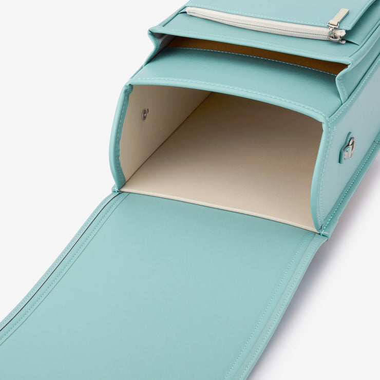 内装の色は、柔らかなアイボリーとミントブルー