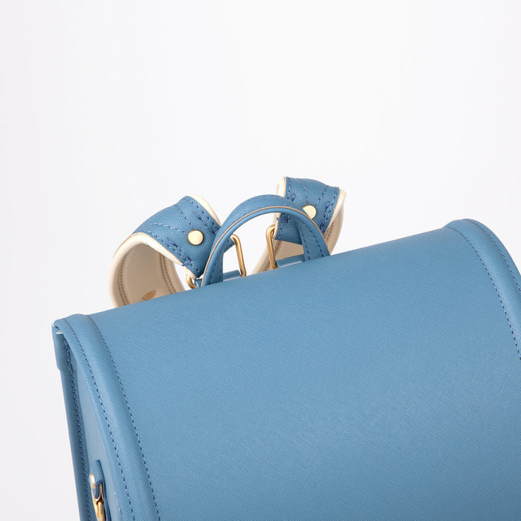 ロッカーへの出し入れや、持ち運びに便利な持ち手