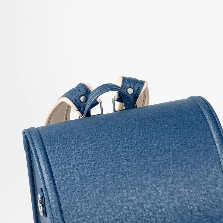 ロッカーへの出し入れや、持ち運びに便利な持ち手