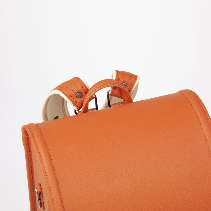 ロッカーへの出し入れや、持ち運びに便利な持ち手