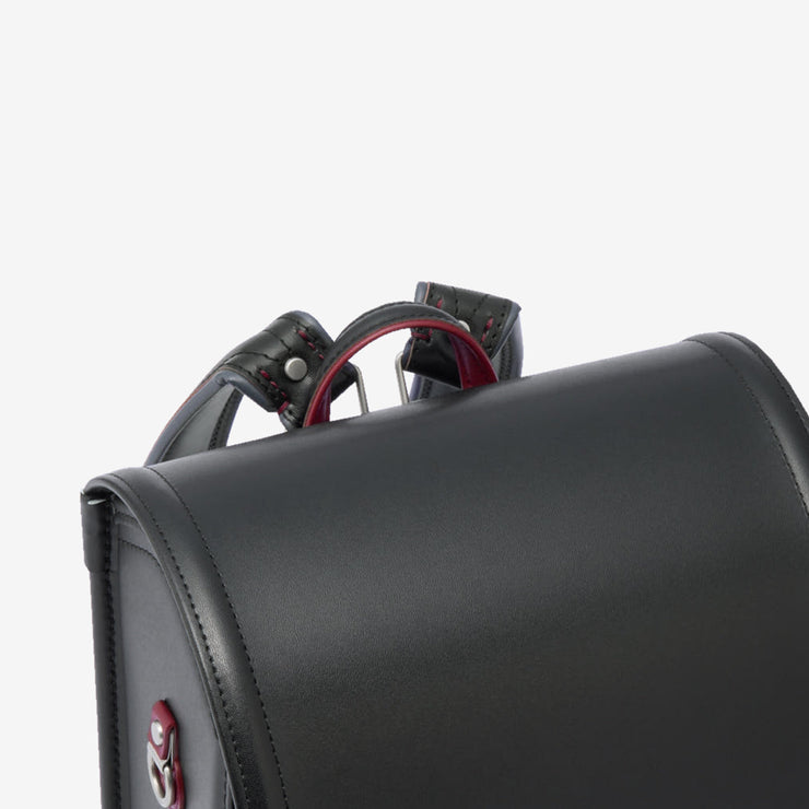 ロッカーへの出し入れや、持ち運びに便利な持ち手