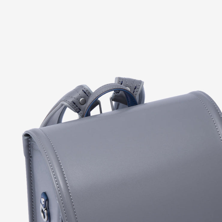 ロッカーへの出し入れや、持ち運びに便利な持ち手