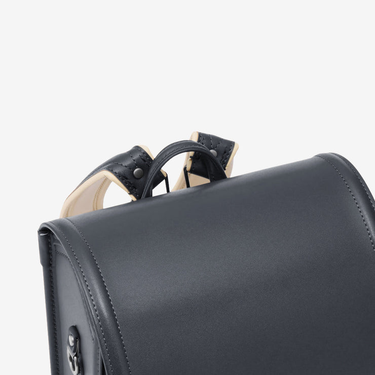 ロッカーへの出し入れや、持ち運びに便利な持ち手