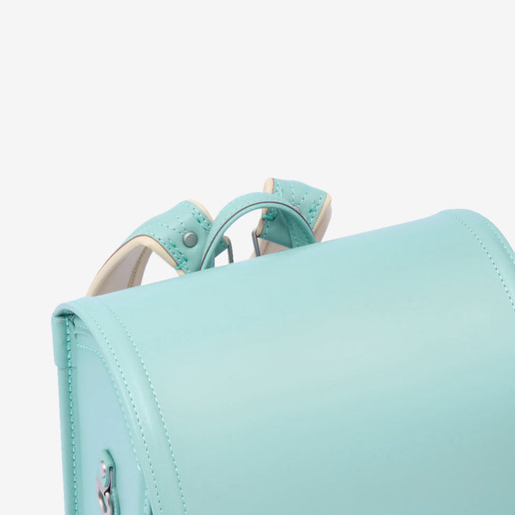 ロッカーへの出し入れや、持ち運びに便利な持ち手