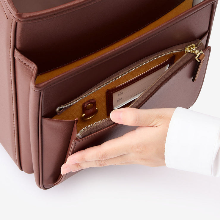 大容量ポケット（名前カードとキーフックは内側に）