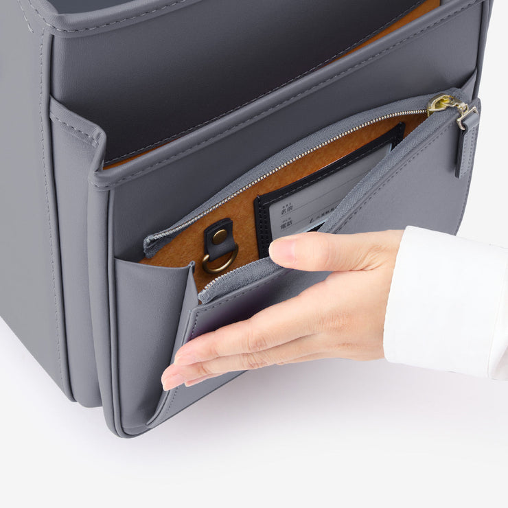 大容量ポケット（名前カードとキーフックは内側に）