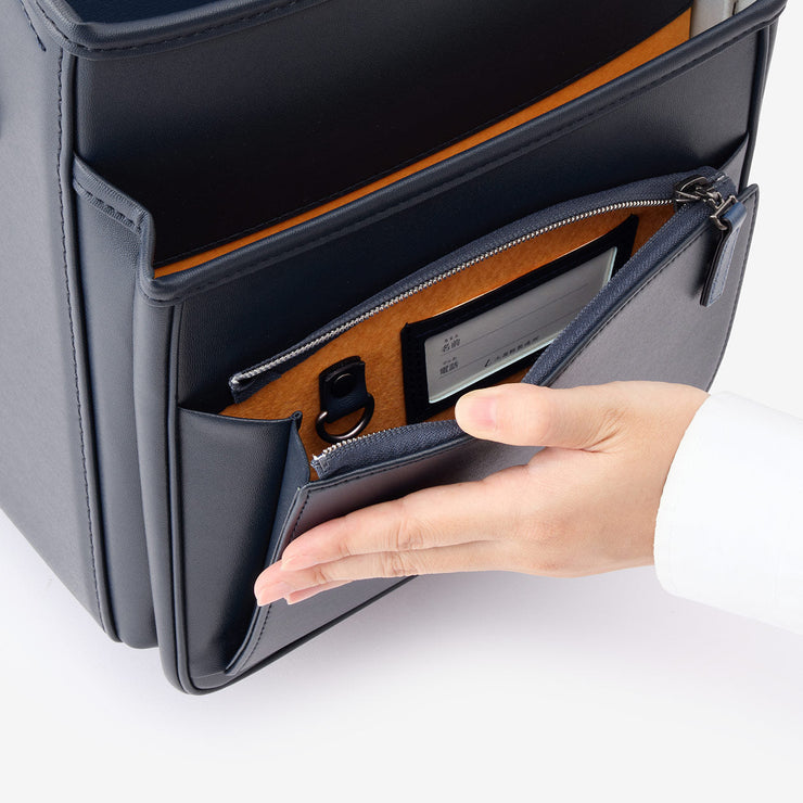 大容量ポケット（名前カードとキーフックは内側に）