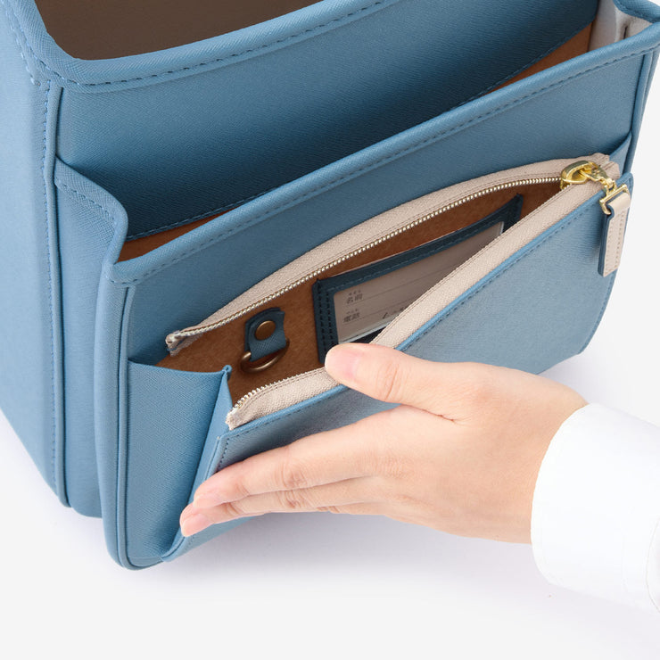 大容量ポケット（名前カードとキーフックは内側に）