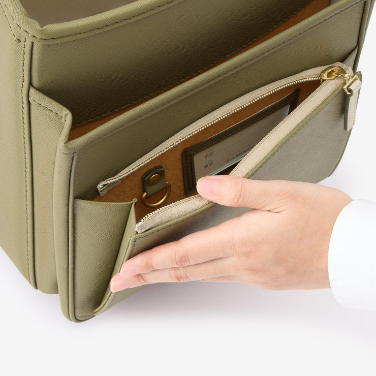 大容量ポケット（名前カードとキーフックは内側に）