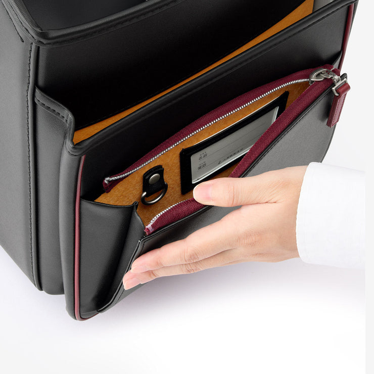 大容量ポケット（名前カードとキーフックは内側に）