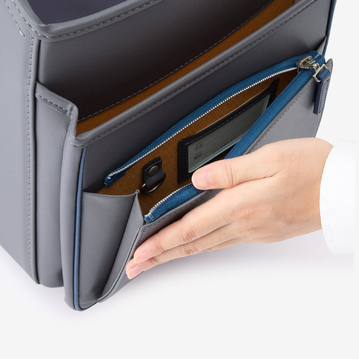 大容量ポケット（名前カードとキーフックは内側に）