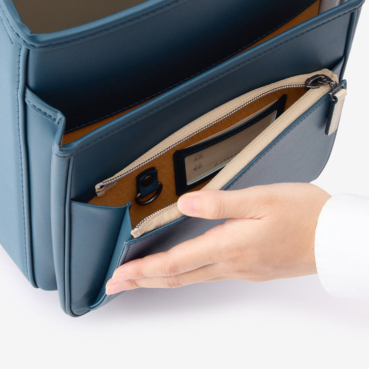 大容量ポケット（名前カードとキーフックは内側に）