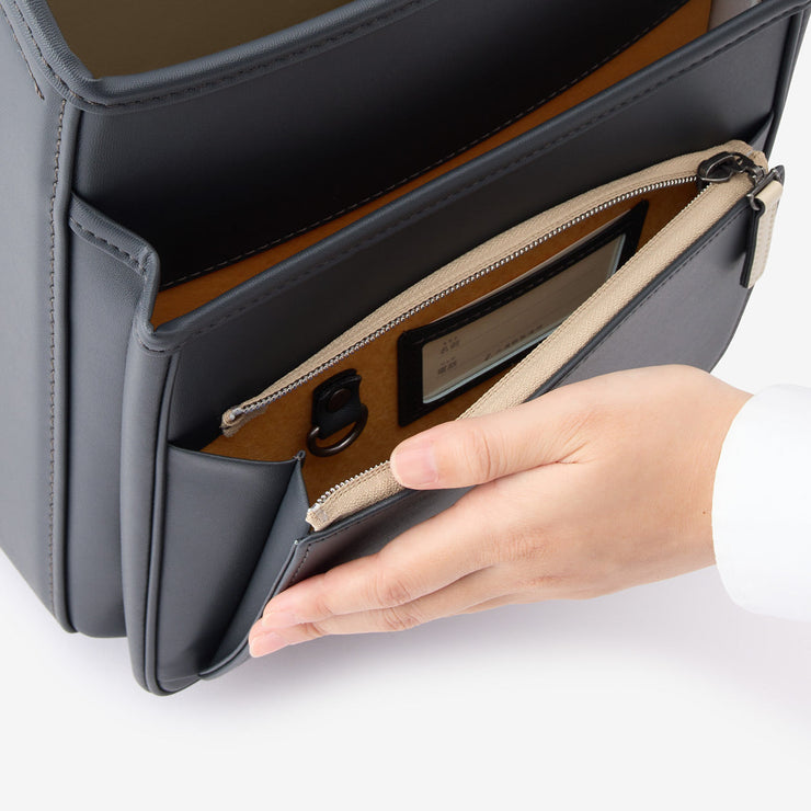 大容量ポケット（名前カードとキーフックは内側に）