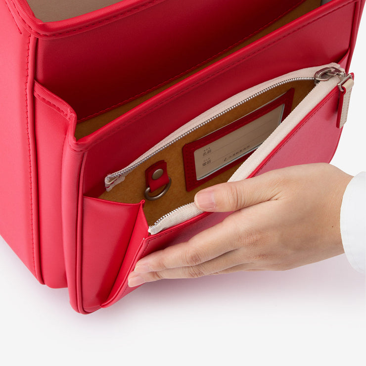 大容量ポケット（名前カードとキーフックは内側に）