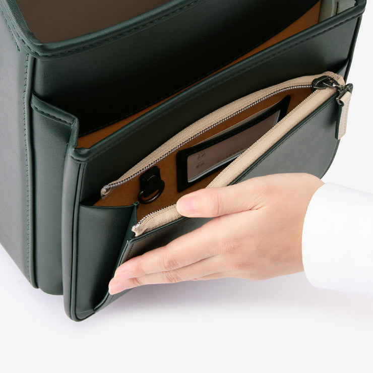 大容量ポケット（名前カードとキーフックは内側に）