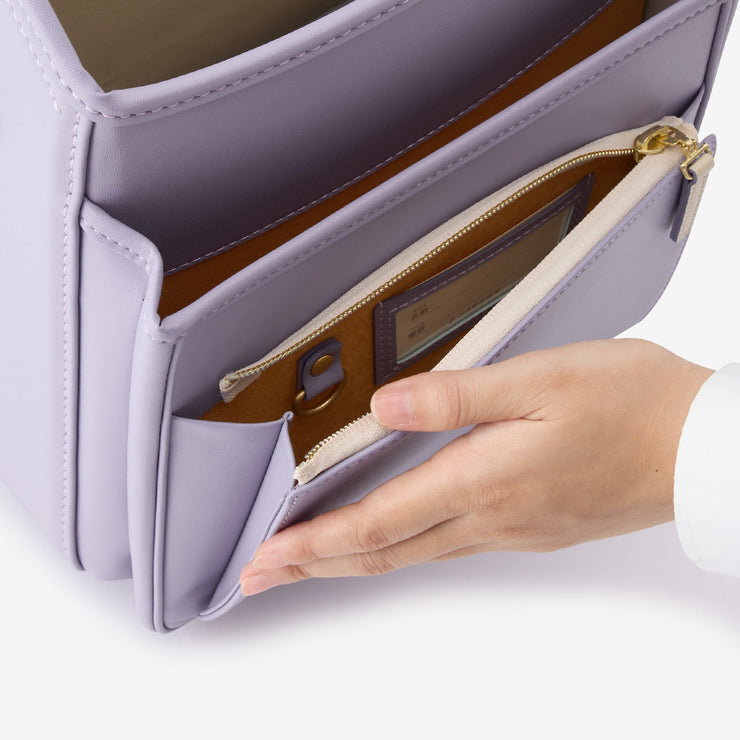 大容量ポケット（名前カードとキーフックは内側に）