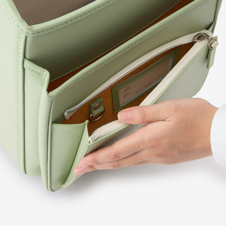 大容量ポケット（名前カードとキーフックは内側に）