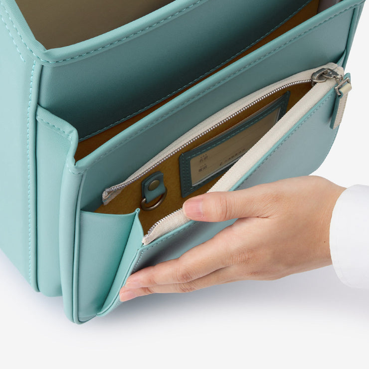 大容量ポケット（名前カードとキーフックは内側に）