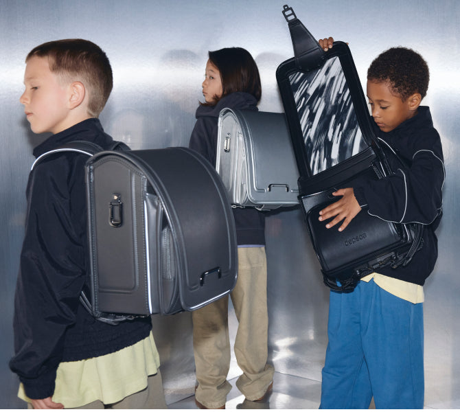 depsoaのランドセルを背負った2人の子供と蓋を開ける1人の子供