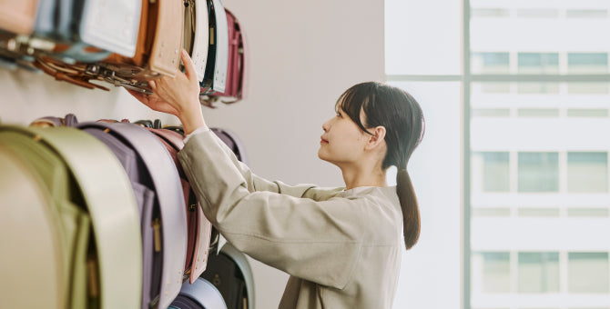 土屋鞄のランドセルを扱う店員