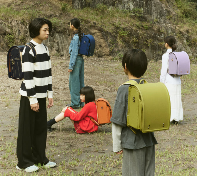 RECOのランドセルを背負った5人の子供