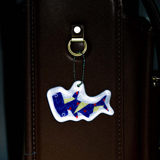 車のライトなどが当たると暗闇で反射