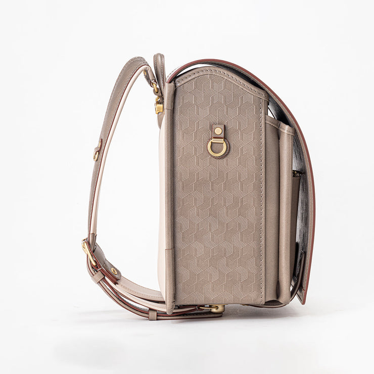 文様の型押しが印象的なデザイン