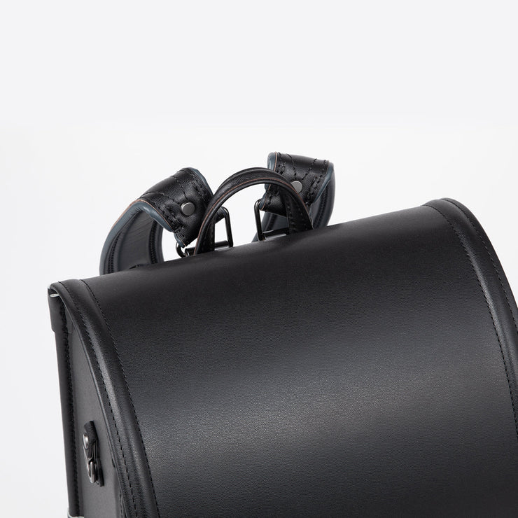 ロッカーへの出し入れや、持ち運びに便利な持ち手