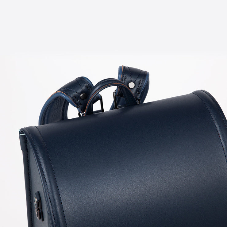 ロッカーへの出し入れや、持ち運びに便利な持ち手