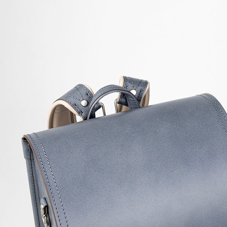 ロッカーへの出し入れや、持ち運びに便利な持ち手