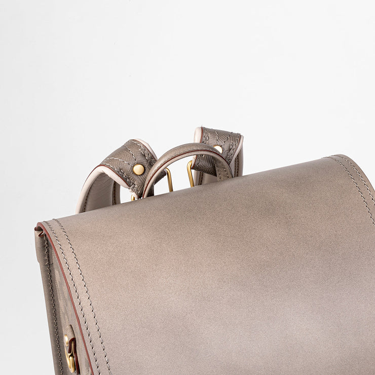 ロッカーへの出し入れや、持ち運びに便利な持ち手