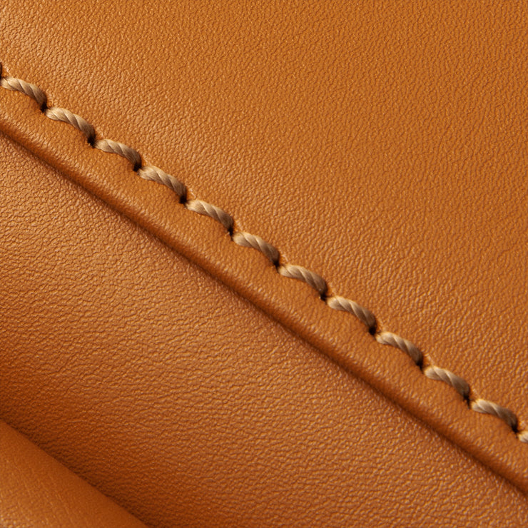 ステッチの色は、本体と同系色に