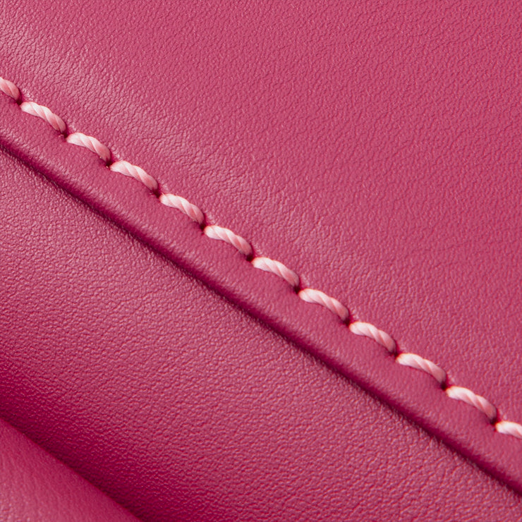 ステッチの色は、本体と同系色に